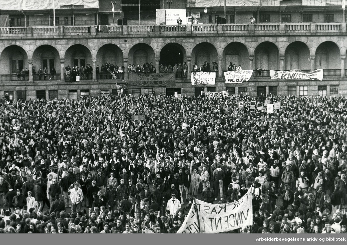 Demonstrasjon 9. november 1991 på Youngstorget mot Arne Myrdal og Folkebevegelsen mot innvandring. Vend rasismen ryggen. ...