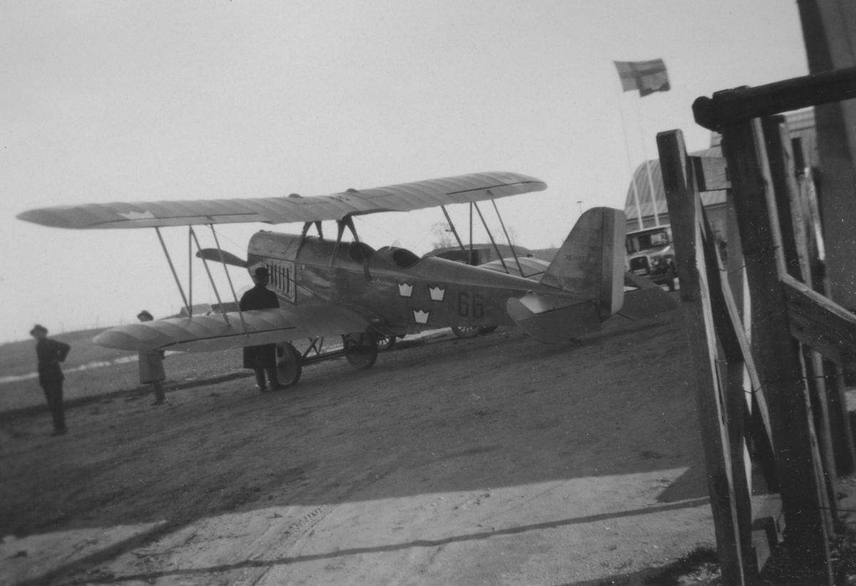 Flygplan SK 5 nr 66 står vid en hangar på flygstationen på Bulltofta vid flygdag den 5 september 1926.