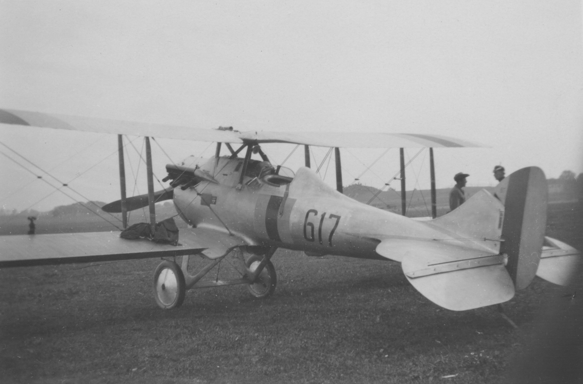 Flygplan J 2 nummer 617 står på ett flygfält vid flygdagen på Bulltofta den 5 september 1926.
