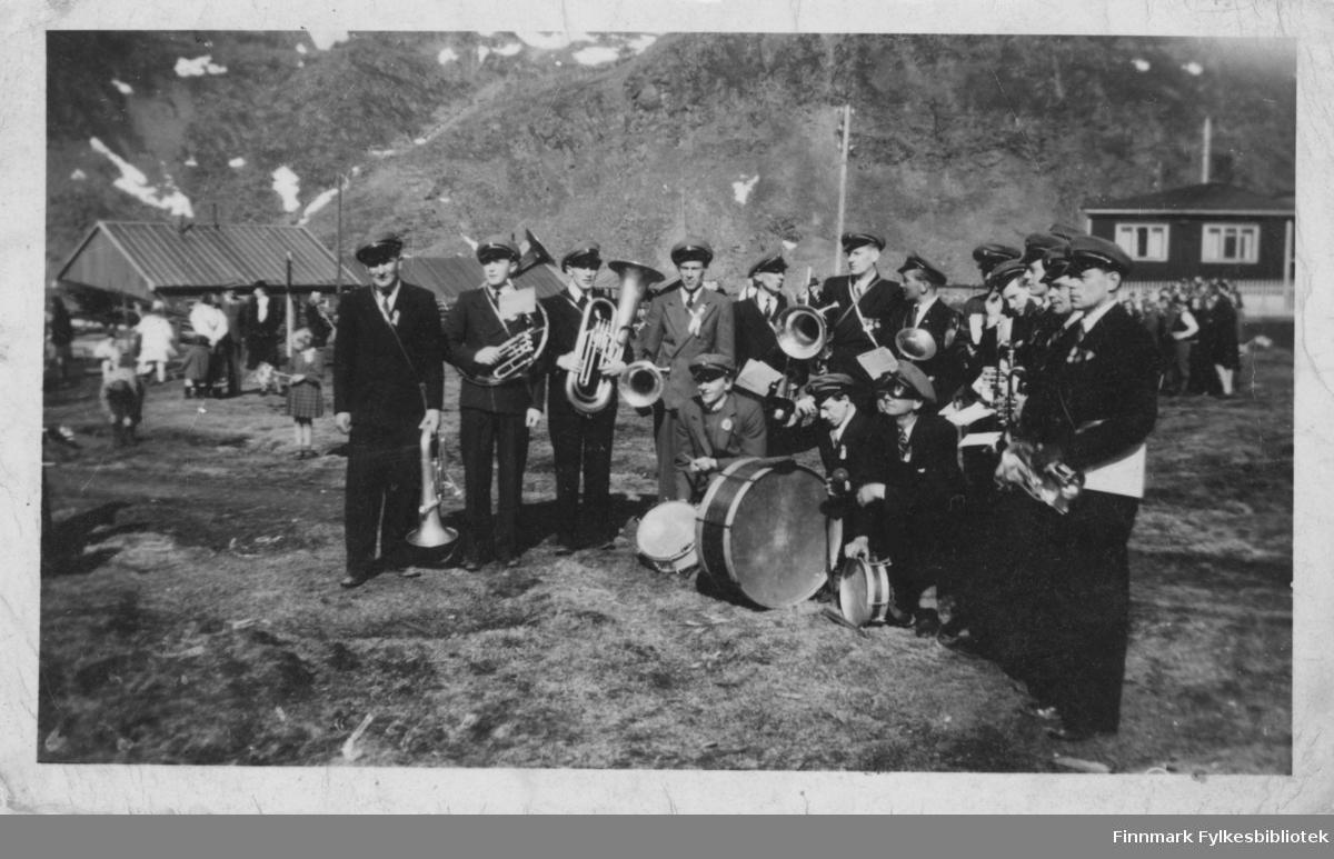Vi ser muligens Honningsvåg musikkforening (eller musikkorps) i Nordvågen i 17. mai i 1948. Nodkappmuseet har samme bilde i sitt arkiv med tilveksnr. NO.F000756.