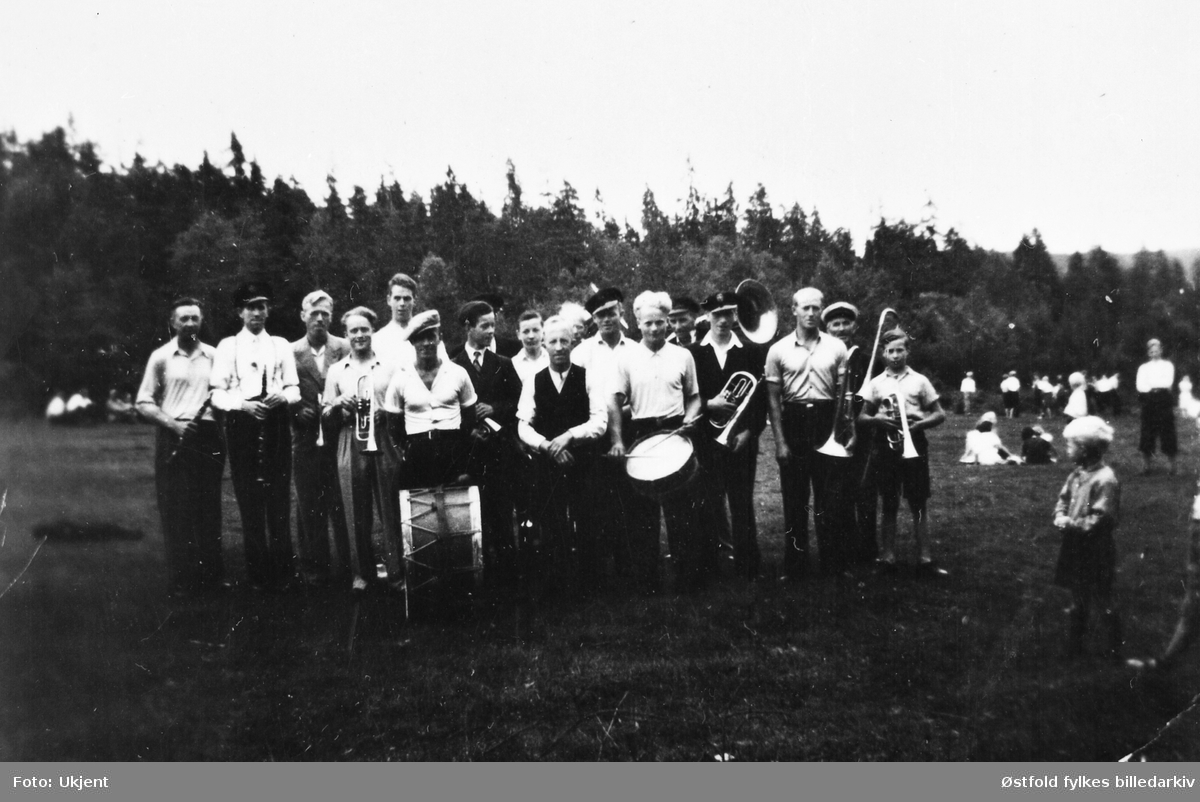 Korpset "Harmoni" under krigen. Bildet tatt på sommeren. Trolig på Jelsnes i Tune.