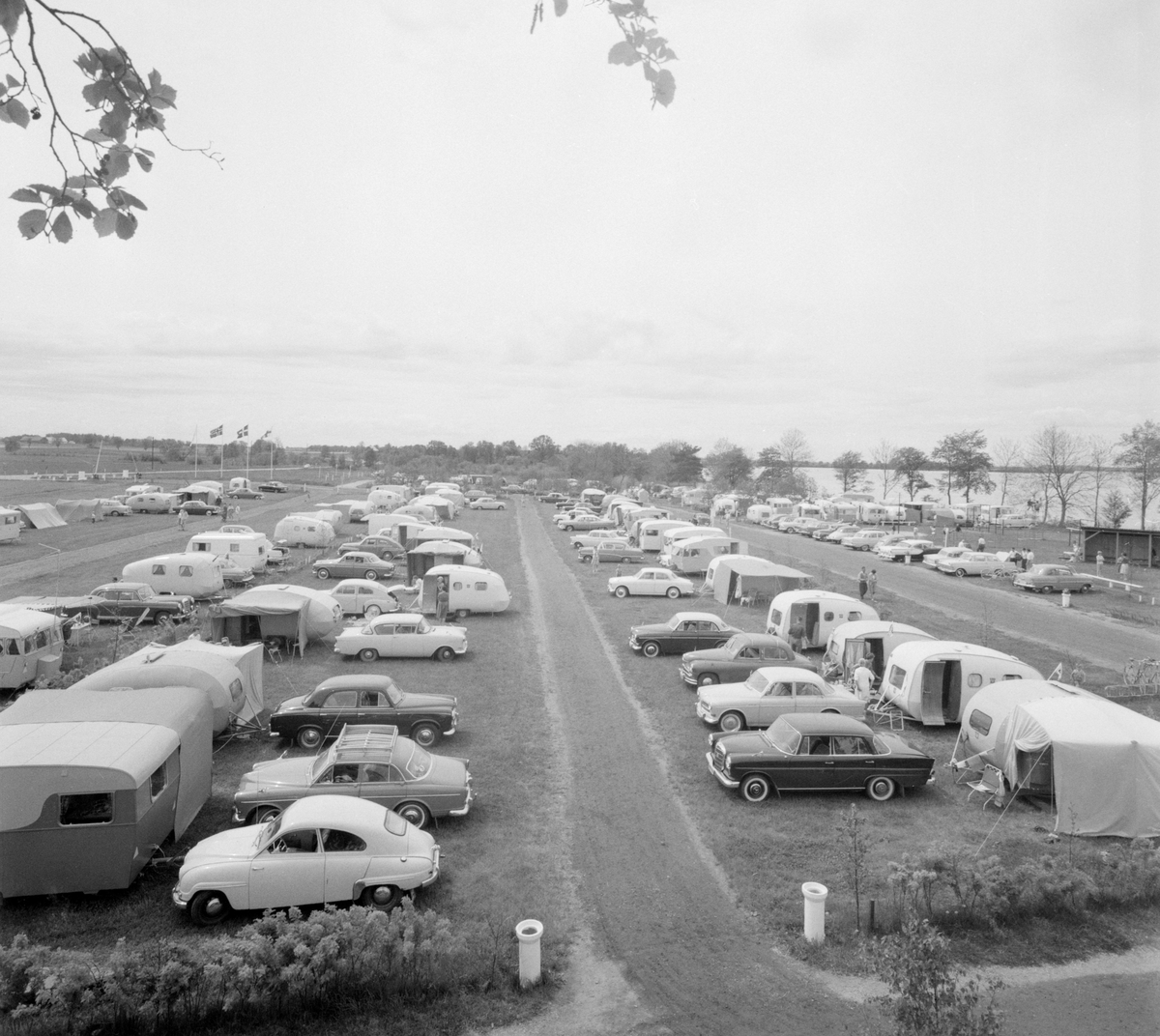 Vadstena camping invid Vätterviken var i maj månad 1962 ovanligt belagd. Orsaken var ett upprop att bilda en östgötasektion inom den nationella intresseföreningen Caravan Club med syftet att främja friluftsliv med fritidsfordon.