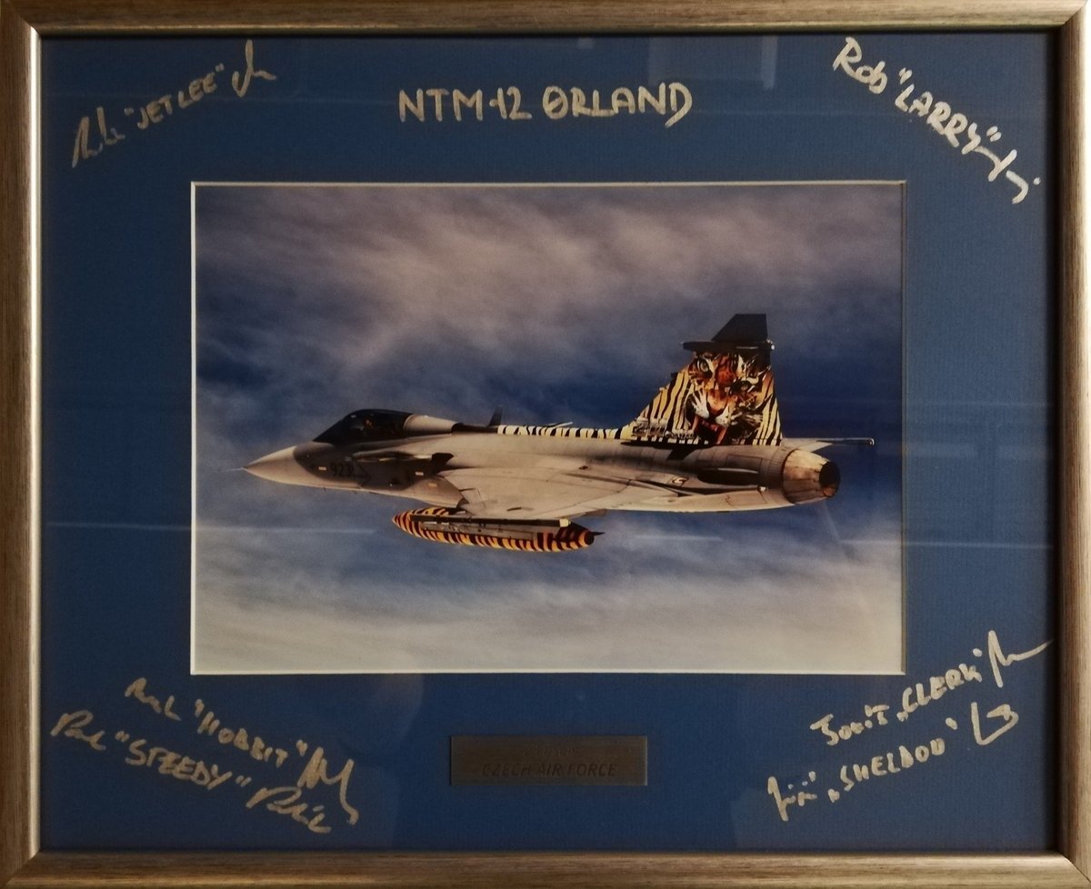 Foto av Check JAS med Tiger maling og signaturer av deltagende piloter.
