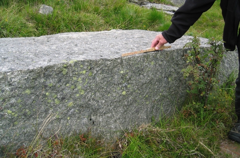 Befaring på Jæren for å finna stein som kan vera sokkel for statuen Dølahesten til Jærmuseet.
