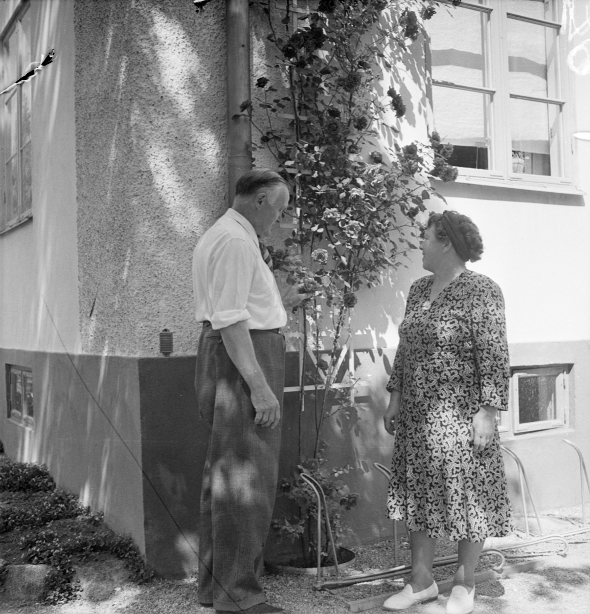 Paret Stenkvist vid sitt bostadshus, Idunagatan 19, Gamla Uppsala 1949