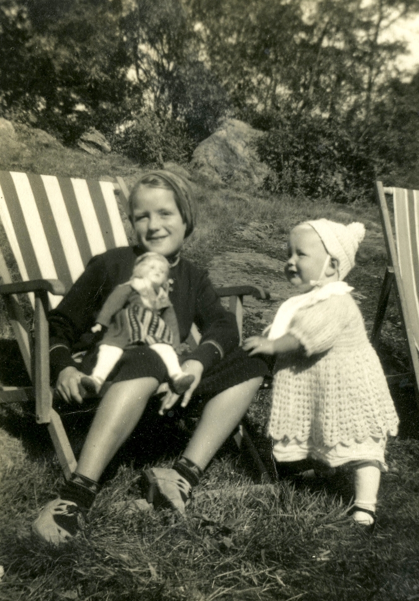 Ann-Marie Johansson (Kullbring) och systern Margareta Johansson (Kullbring), okänt årtal. De var döttrar till segelsömmare Douglas Johansson och Eira. Familjen hyrde "Olas stuga" Vommedals Östergård (Streteredsvägen 21 A) mellan 1935 - 1951.