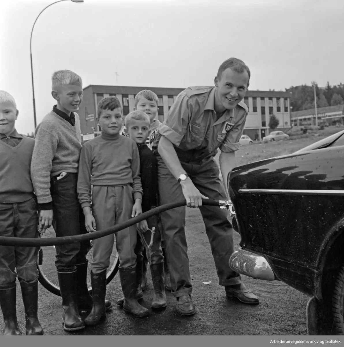 Skøytekongen Knut "Kuppern" Johannesen åpnet ny bensinstasjon på Bøler. August 1965.