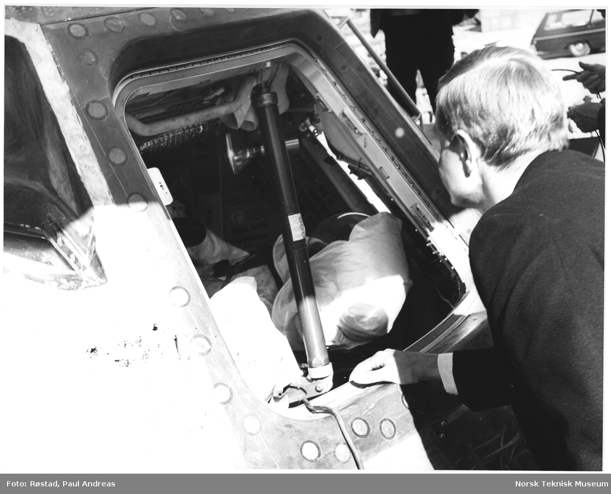 Erik Tandberg tar en titt inn i Apollo 10, universitetsplassen, oslo