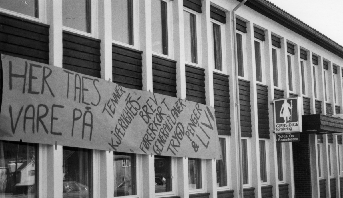 17.mai 1980 Russen har hengt opp bannere med spøkefulle  slagord på butikker i Tolga