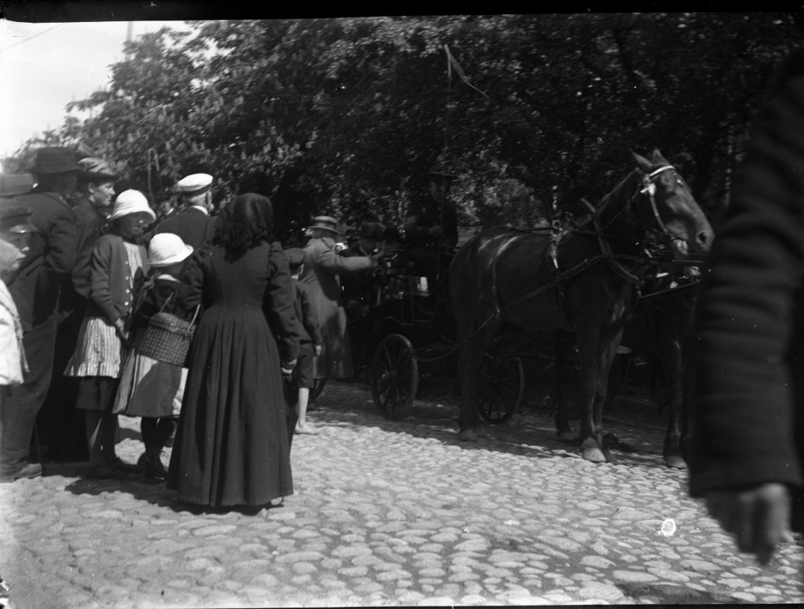 Folksamling kring en häst och vagn, troligen på Brahegatan. En man, möjligen landshövding Pettersson, kliver troligen på vagnen.
