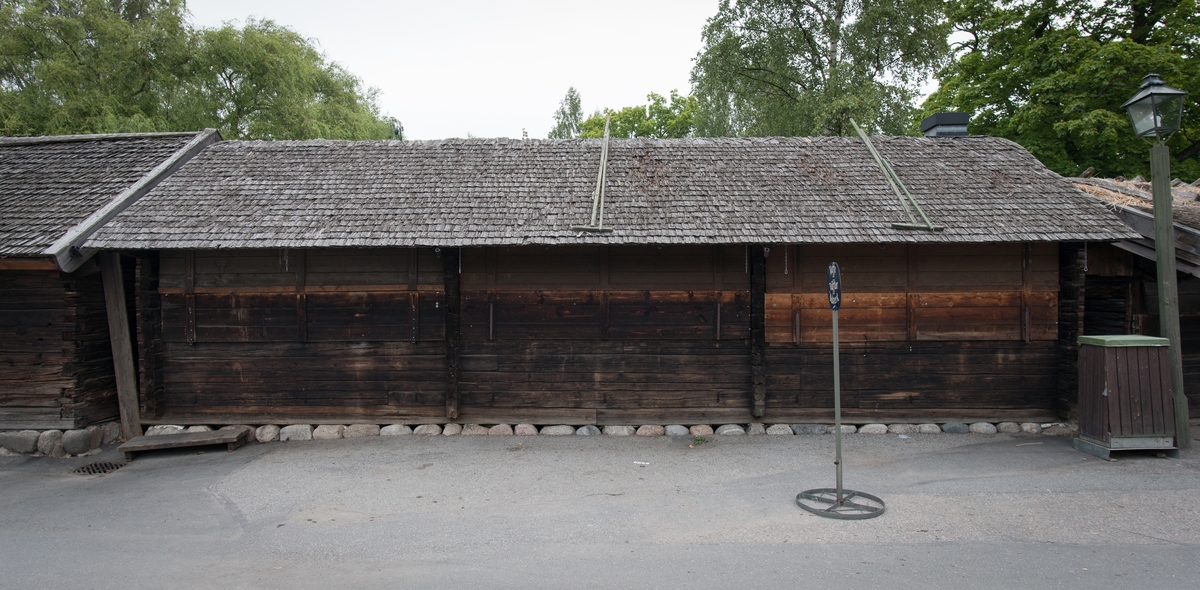 Marknadsbod nummer 4, även kallad Våffelbruket är en timrad bod med tre rum och nerfällbar bodlucka. Taket är belagt med spån. 

Denna bod är uppförd på Skansen 1947 som ett komplement till marknadskrogen.