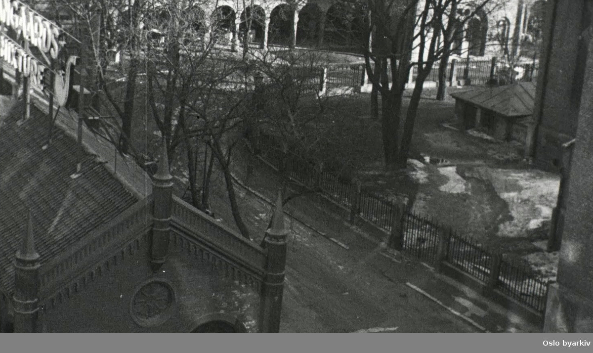 Filming av Stortorvet basarer rundt Vår Frelsers kirke i 1937.