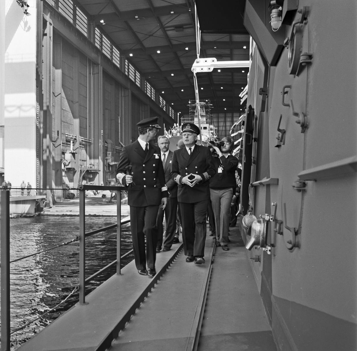 Kungen pratar med en sjöofficerare ombord på kustkorvetten Göteborg.