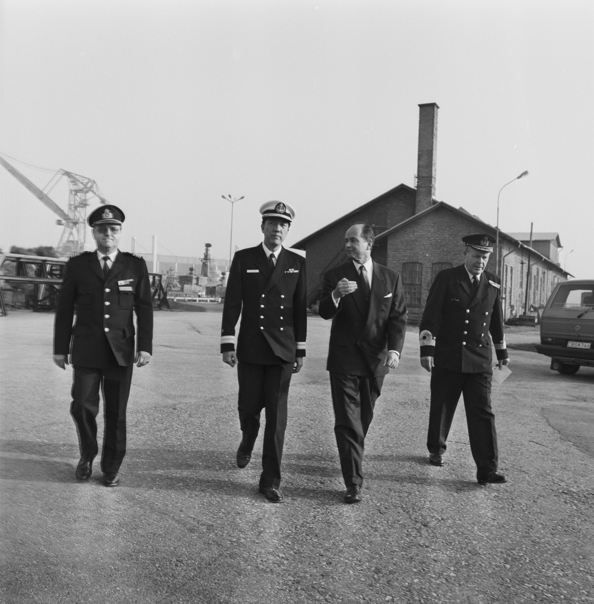 Varvschefen tar en promenad med den singaporianske marinchefen och två höga sjöofficerare.