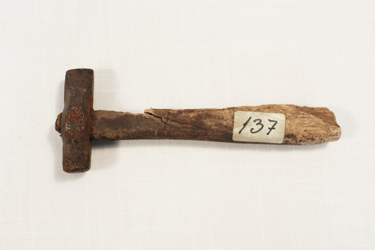 Hammer, pukksteinhammer, ble brukt ved håndknusing av pukkstein til veifyll. Arbeidet ble gjerne betalt per tønne stein. 

Fra samlingen etter Ole Gjestvang. 