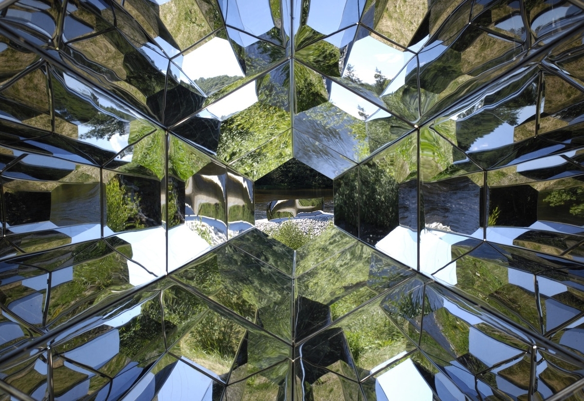 Viewing Machine er et stort, praktfullt kaleidoskop som man kan se inn i. Kaleidoskop er et optisk apparat som gjør det mulig å se speilbilder av speilbilder med stadig nye mønstre ettersom man vender på det. Viewing Machine gir stadig nye opplevelser av omgivelsene rundt den når man beveger på den ved alle de speilflatene inne i "kikkerten".