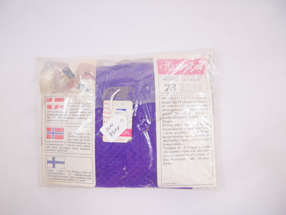 På omslaget i pakningen avbilda 4 kvinnebein iført strømpar iulike fargar og mønster.