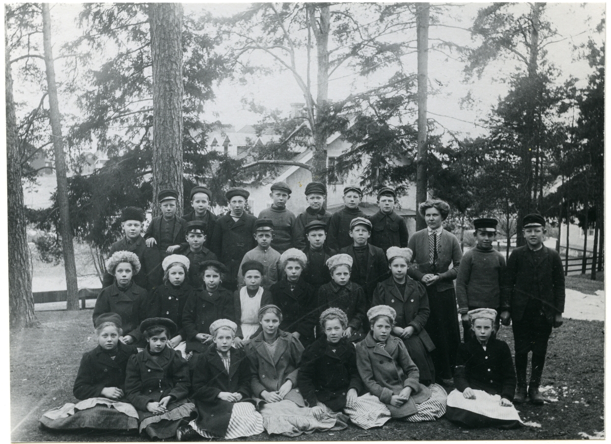 Svedvi sn, Hallstahammars kn, Hallstahammar.
Skolfoto med elever och lärare från Näslunds skola, c:a 1910.