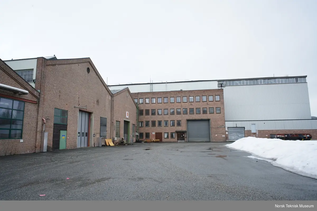 Bilde 118 - fra hovedplassen på Nationaltomta, fabrikkhall 8-10 og 11/den store i bakgrunnen), med kontorbygning imellom, del av hall 10