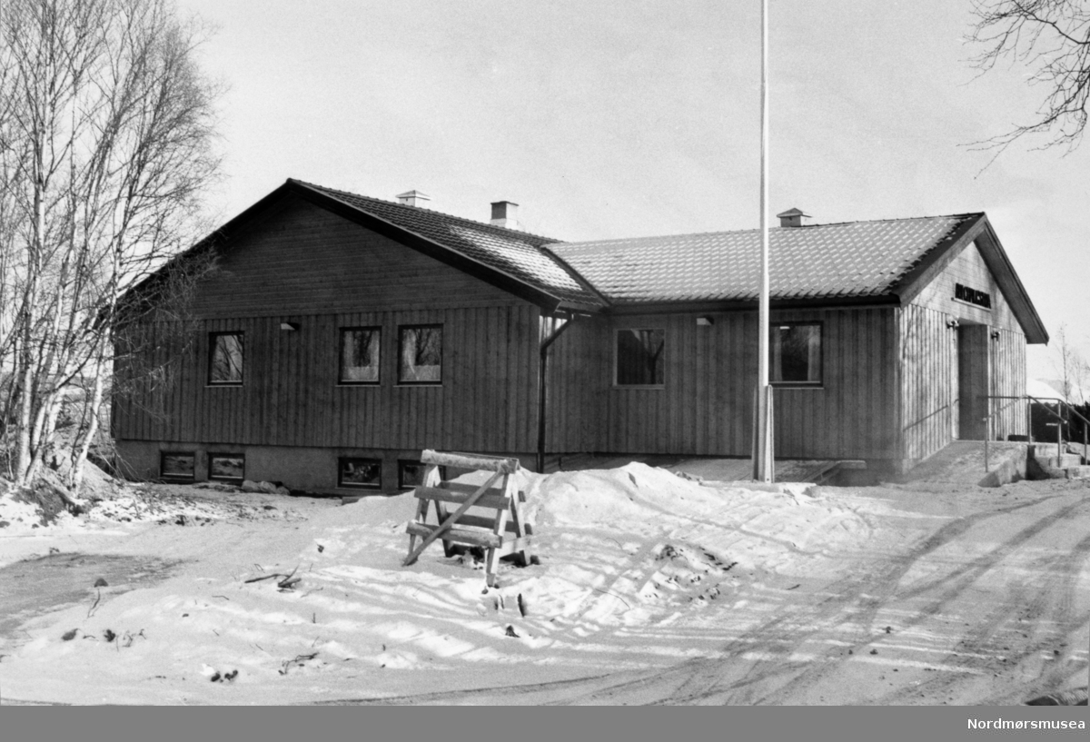 Bolga grendahus. Bildet er fra avisa Tidens Krav sitt arkiv i tidsrommet 1970-1994. Nå i Nordmøre museums fotosamling.