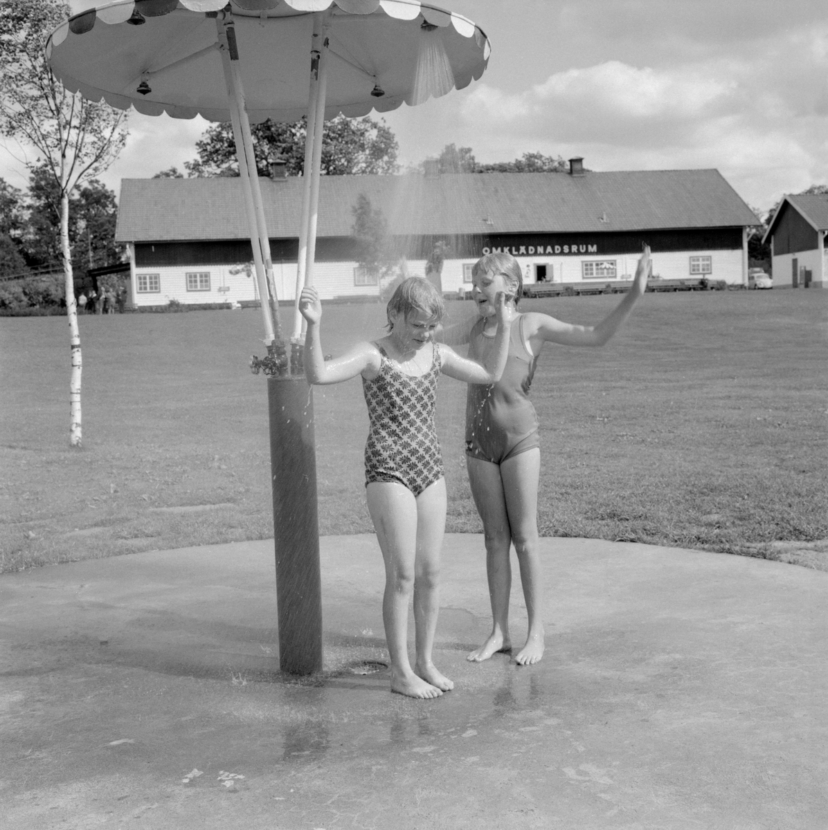 Den svala och regninga sommaren 1963 gav ändå periodvis stunder med badväder. Himmelstalundsbadet i Norrköping erbjöd ännu bara bad i Strömmen men väl både omklädningsrum och dusch. De tempererade bassängerna tillkom först till badsäsongen 1967.