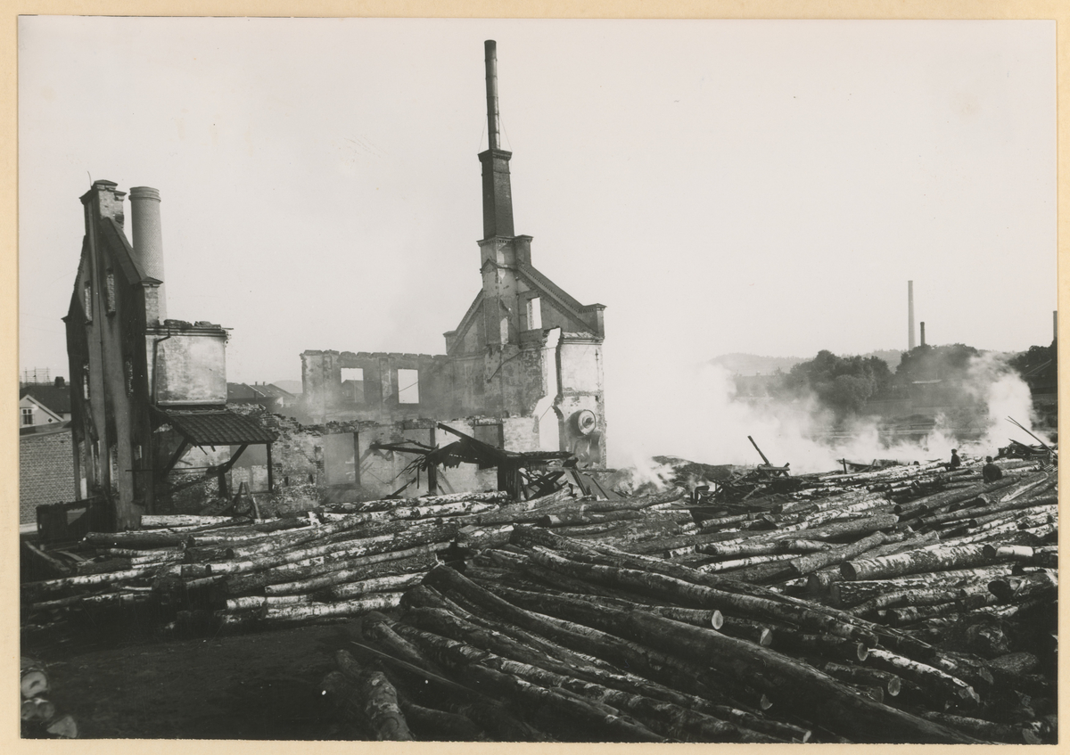 Brann I stolfabrikk i Prinsens gate i 1910. Il-O-Vans fabrikk ble senere reist på branntomten. I gamle dager var det et bad tilknyttet fabrikken.