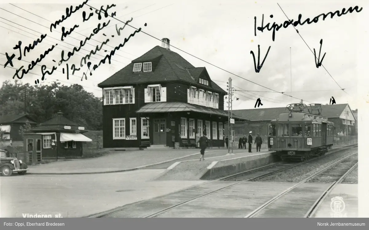 Vinderen stasjon på Holmenkollbanen. En av banens motorvogner type 1928 på stasjonen. I bakgrunnen skimtes Hippodromen i Ris skolevei 1