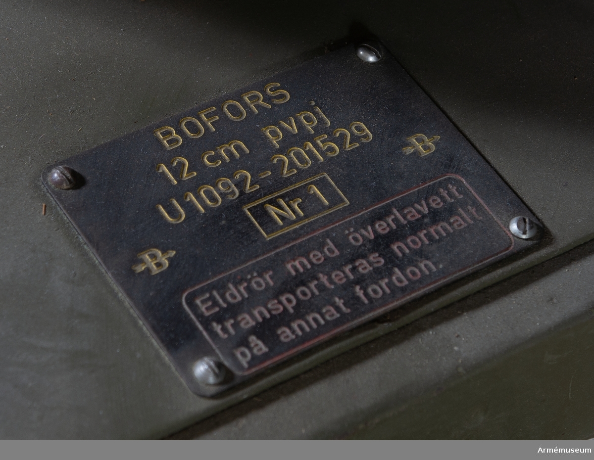 Pansarvärnskanon fm/U 1092-201529.
Typ Stansen med hjullavett. Pansarvärnspjäs. Vikt ca 290 kg. Märkt med tre kronor och "12 cm Pvpj U 1092-201529". 1984-04-16 - Tillhörande två fodral till mynnings-/kabellås, av väv och läder.