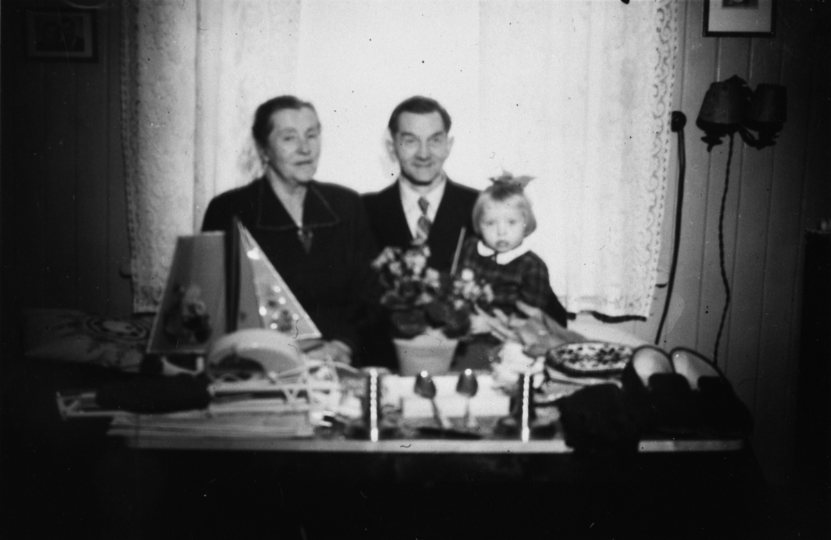 Bilde av Anna Kristine (11.6.1897-7.10.1973) og Per (23.12.1898-16.7.1965) Kjølle med Kari Kjølle (født 12.5.1956)