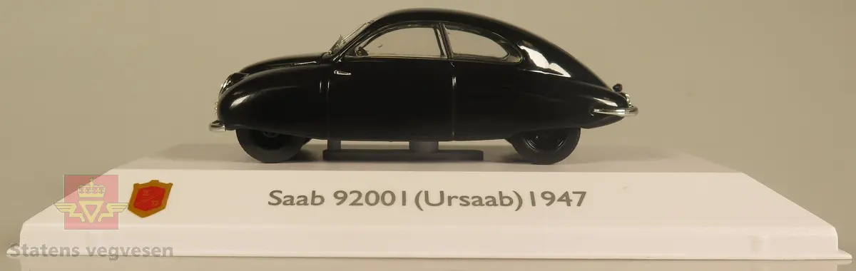 Modellbil av en Saab 92001, modellbilen er farget svart.