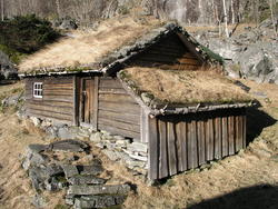 Gamlestova røykstove toroms-hus Røynevarden