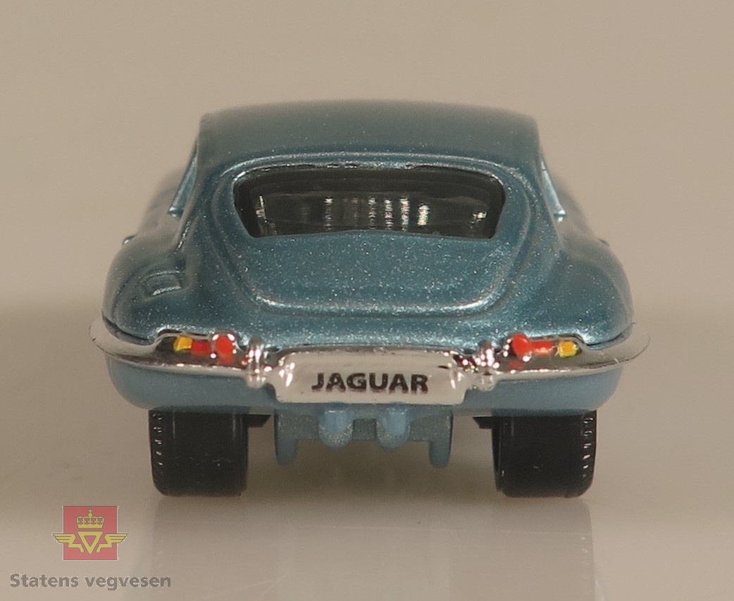 Primært blå modellbil laget av metall. Skala: 1:61