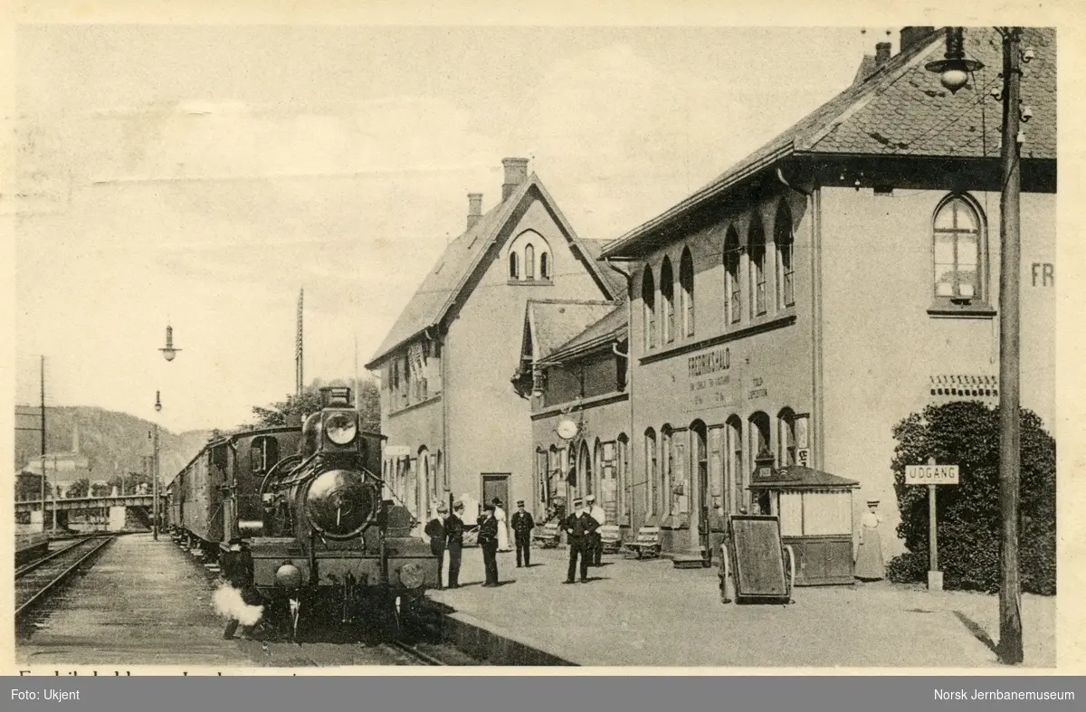 Damplokomotiv type 16a med persontog på Fredrikshald (senere Halden) stasjon