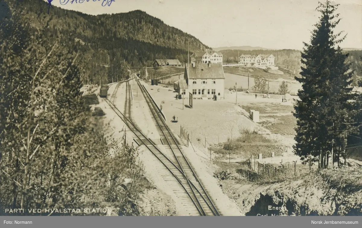 Hvalstad stasjon. Linjen ble lagt om på Hvalstad i 1914; opprinnelig trase skimtes til høyre i bildet