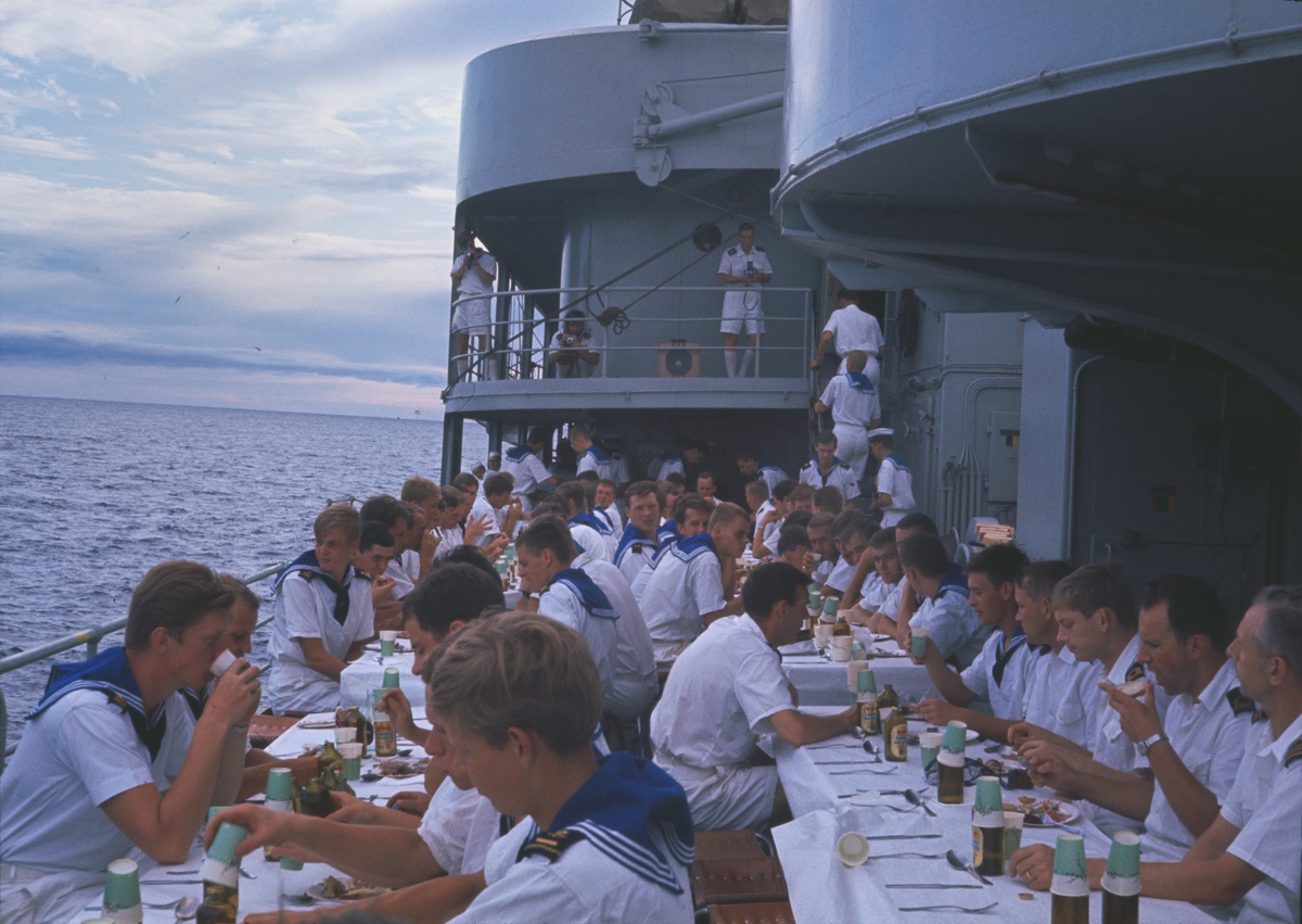 Besättningen äter jullunch på däck av långresefartyget Älvsnabben.