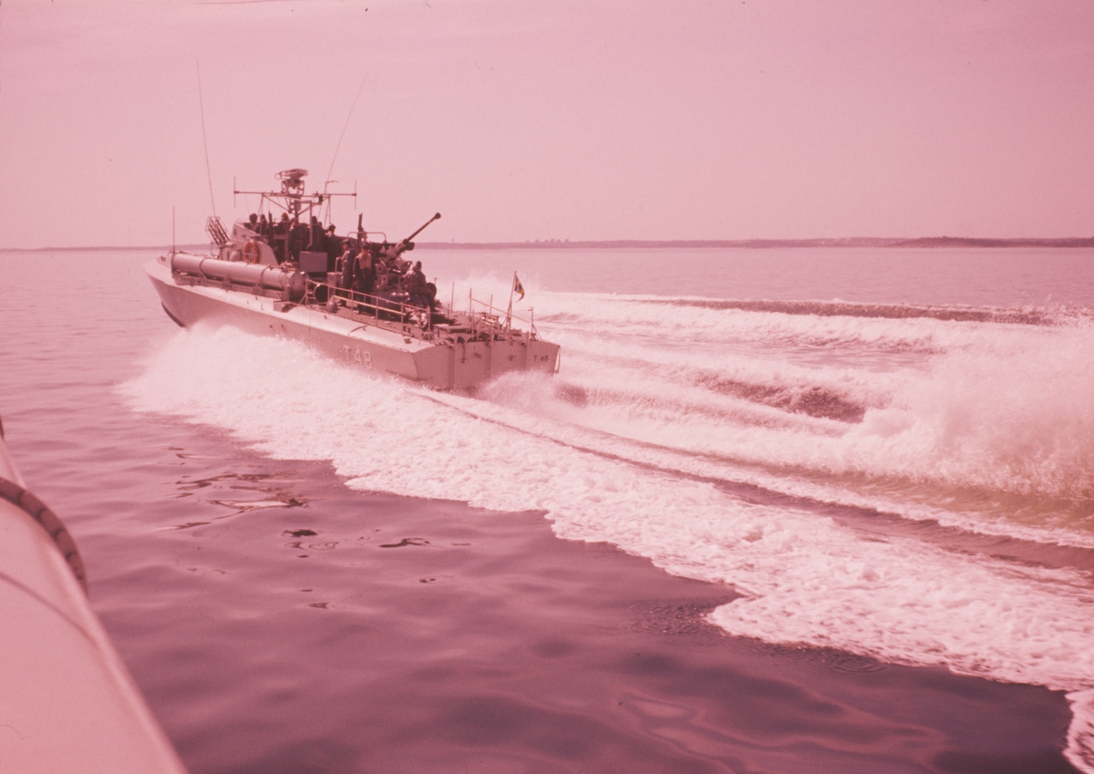 Bilden visar motortorpedbåten T 48 till sjöss i full fart.