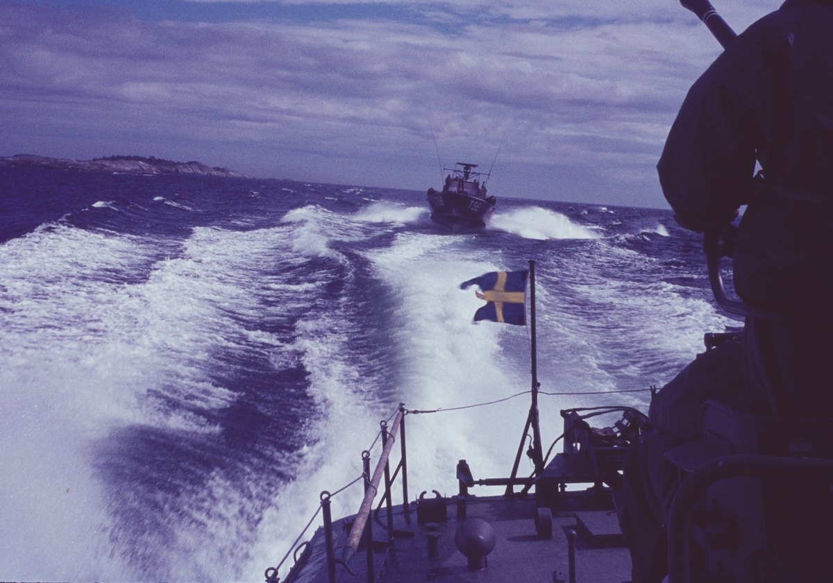 Bilden visar motortorpedbåten T 56 som följer en annan båt i dess häckvåg.
