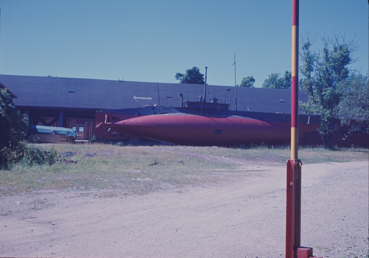 Bilden visar uppställningsplatsen av Sveriges första ubåt Hajen på Lindholmen under 1960talet.