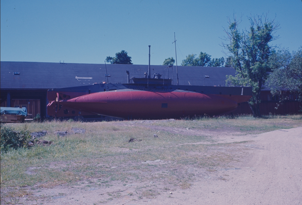 Bilden visar uppställningsplatsen av Sveriges första ubåt Hajen på Lindholmen under 1960talet.