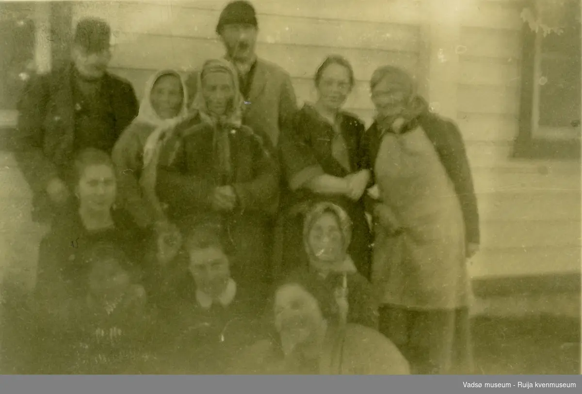 Gruppe mennesker foran Gamlehjemmet i Kistrand i Porsanger kommune. 1925