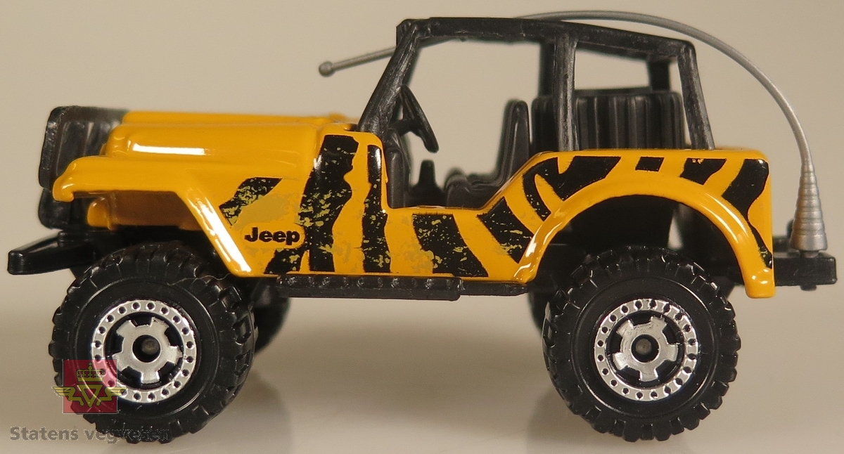 Modellbil av en Jeep, modellbilen er farget gul med svarte striper på siden.