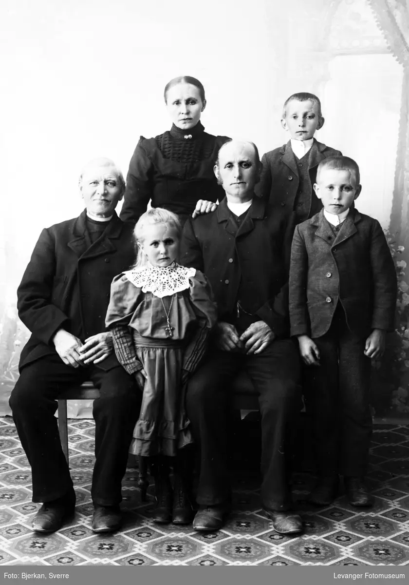 Gruppebilde av familien Anton og Elen Husby, Åsen, Levanger