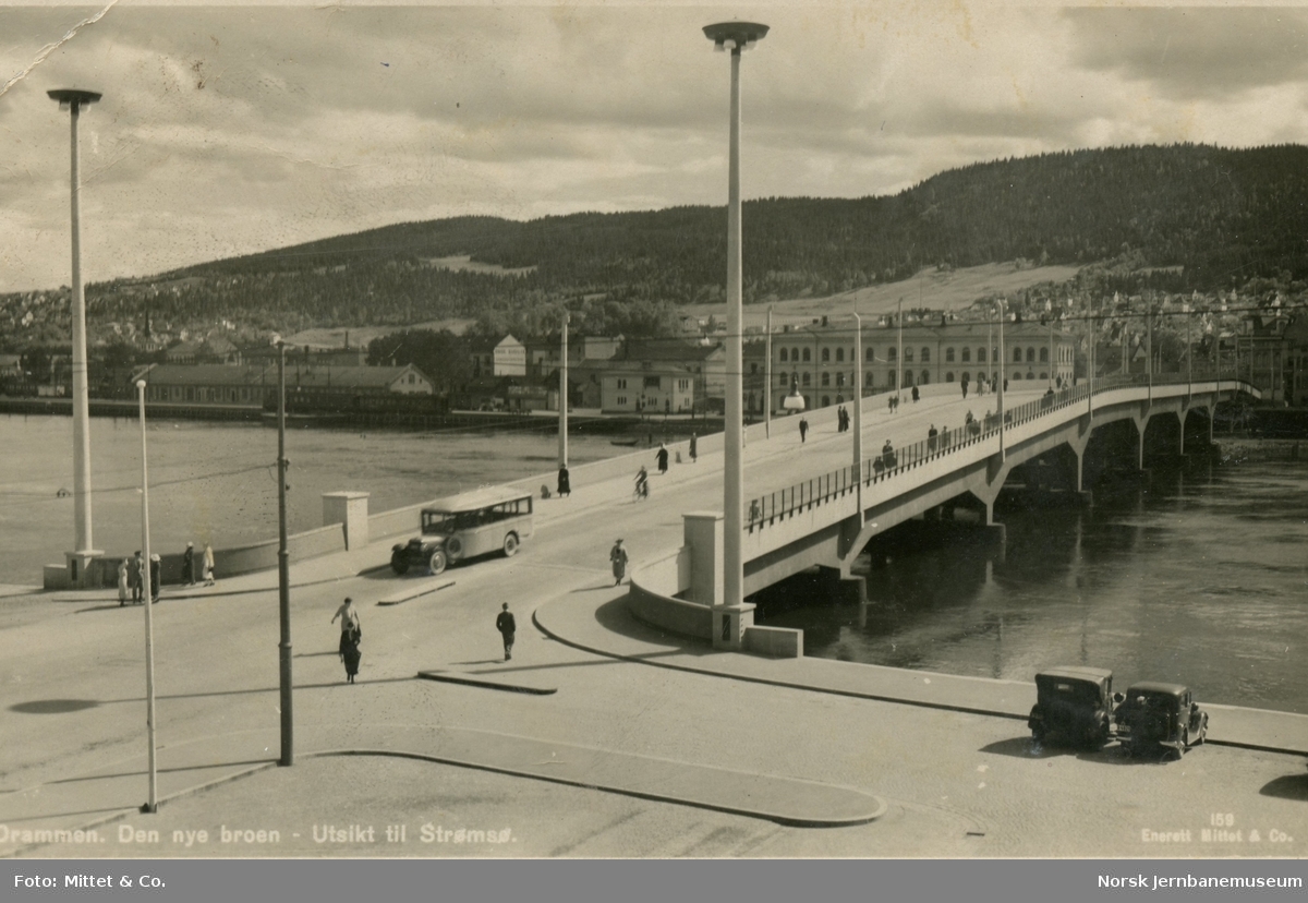 Den nye Bybrua, bygget 1935-1936, i Drammen sett fra Bragernes. Drammen stasjon i bakgrunnen