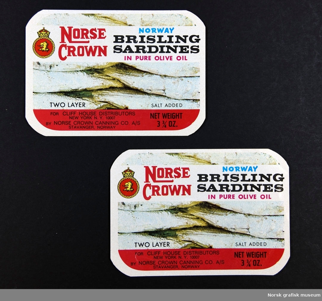 Etiketter med en fotografisk fremstilling av sardiner med tekst som beskriver innholdet over. 

"Norway brisling sardines in pure olive oil"