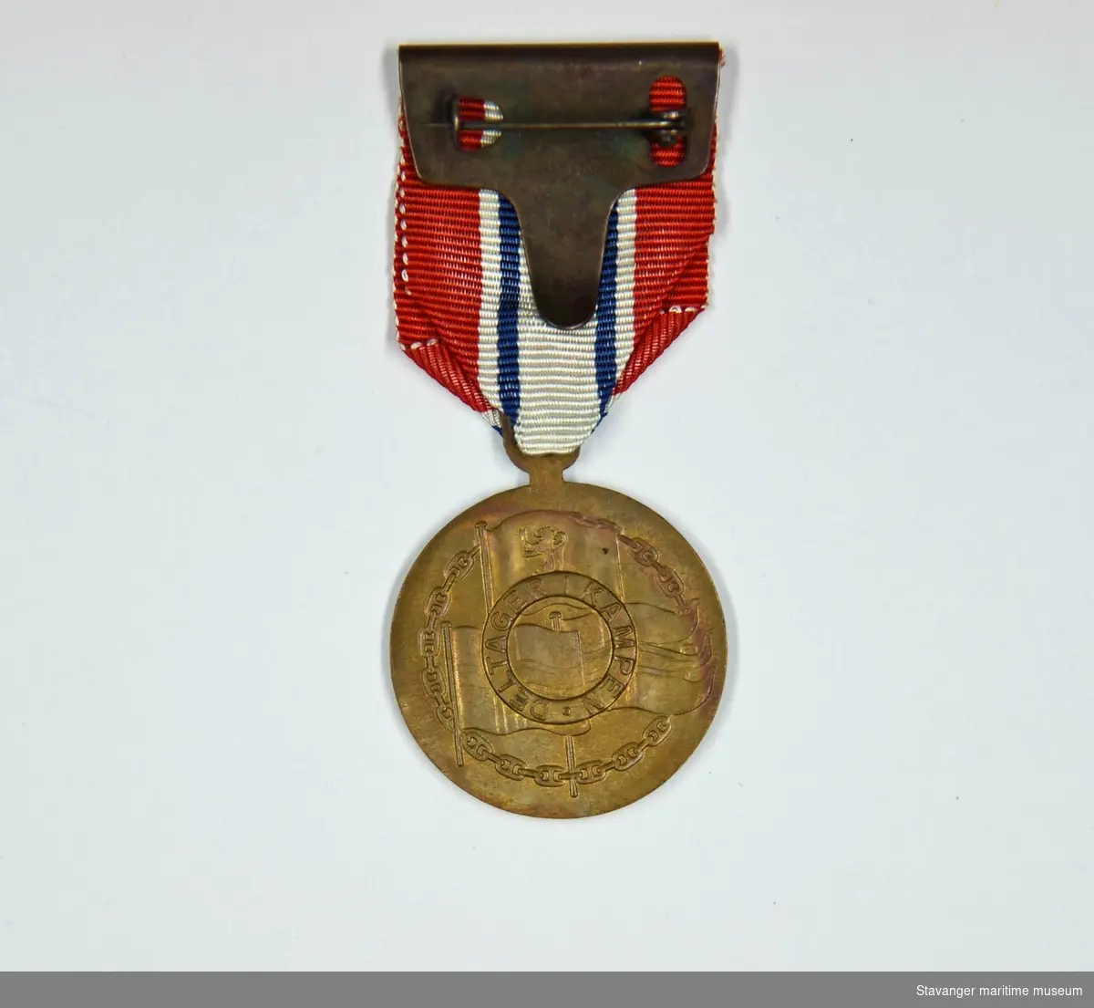 Deltakermedalje fra andre verdenskrig, i bronse. Har det norske riksvåpenet støpt i midten, og datoene langs kanten. Har en lenke med fargene til det norskeflagget.
