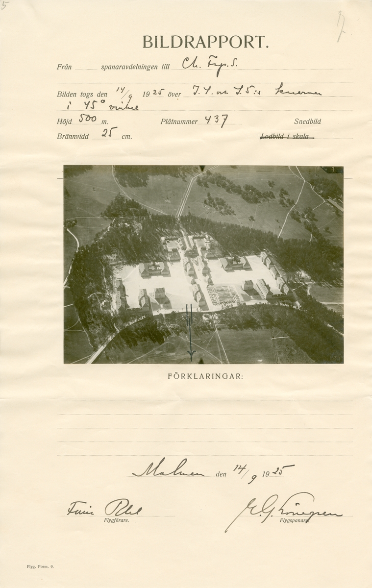 Flygfotografi av kasern för I 4 och I 5 i Linköping från 500 meters höjd i 45 graders vinkel den 14 september 1925. Foto påklistrad på bildrapport från spaning vid flygspanarskolan på Malmen.