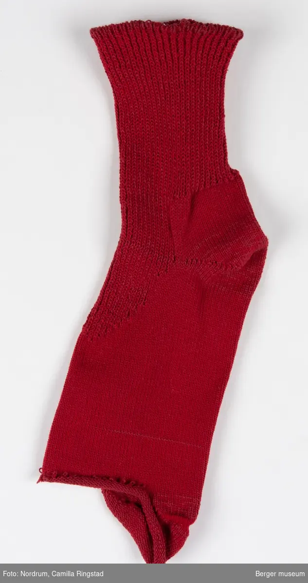 Uferdige sokker fra strikkemaskinen. De er ikke sydd og ketlet ferdige. De skulle bli gymsokker, eller plastsokker med et gummibelegg under.

