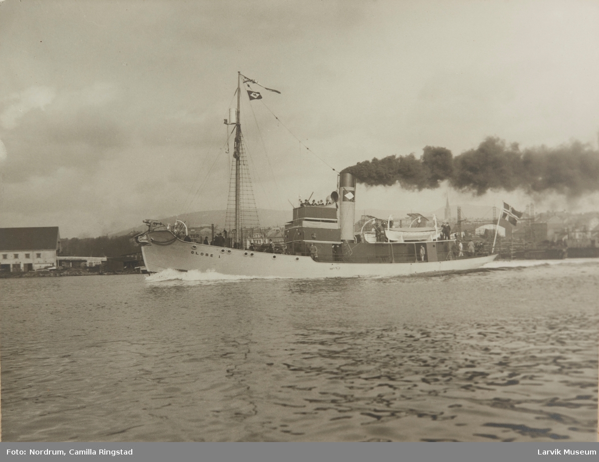 GLOBE 1 1925 tilhørende hvalfangsselskapet Globus A/S
Melsom&Melsom-flagget i masten. Jomfrueturen 1925.