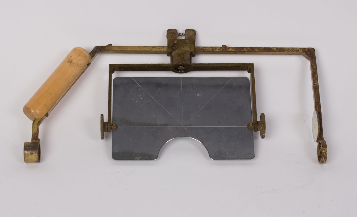 Peileinstrument til bruk på kompass. Reflektorplate og sikteoppsats.