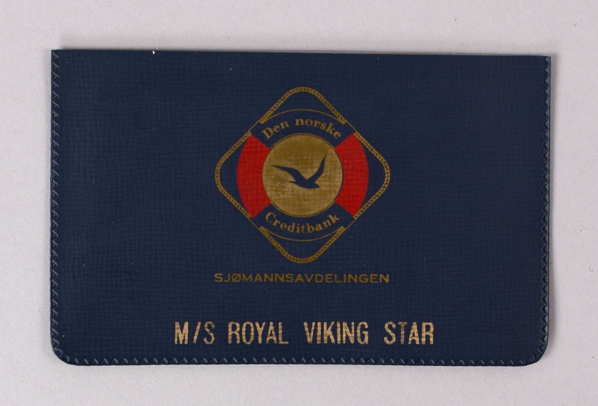 Adgangskort for mannskap på Royal Viking Star ved ilandstigning. Papirkort satt inn i plastlomme.